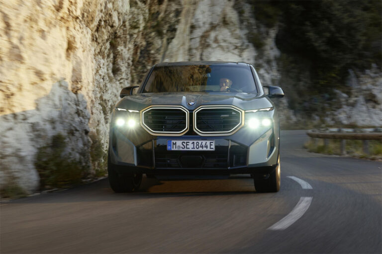 BMW XM details disp…